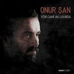 Onur Şan Yeni Cami Avlusunda