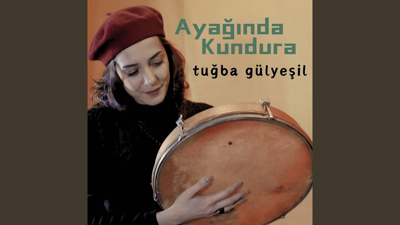 Tuğba Gülyeşil Ayağında Kundura